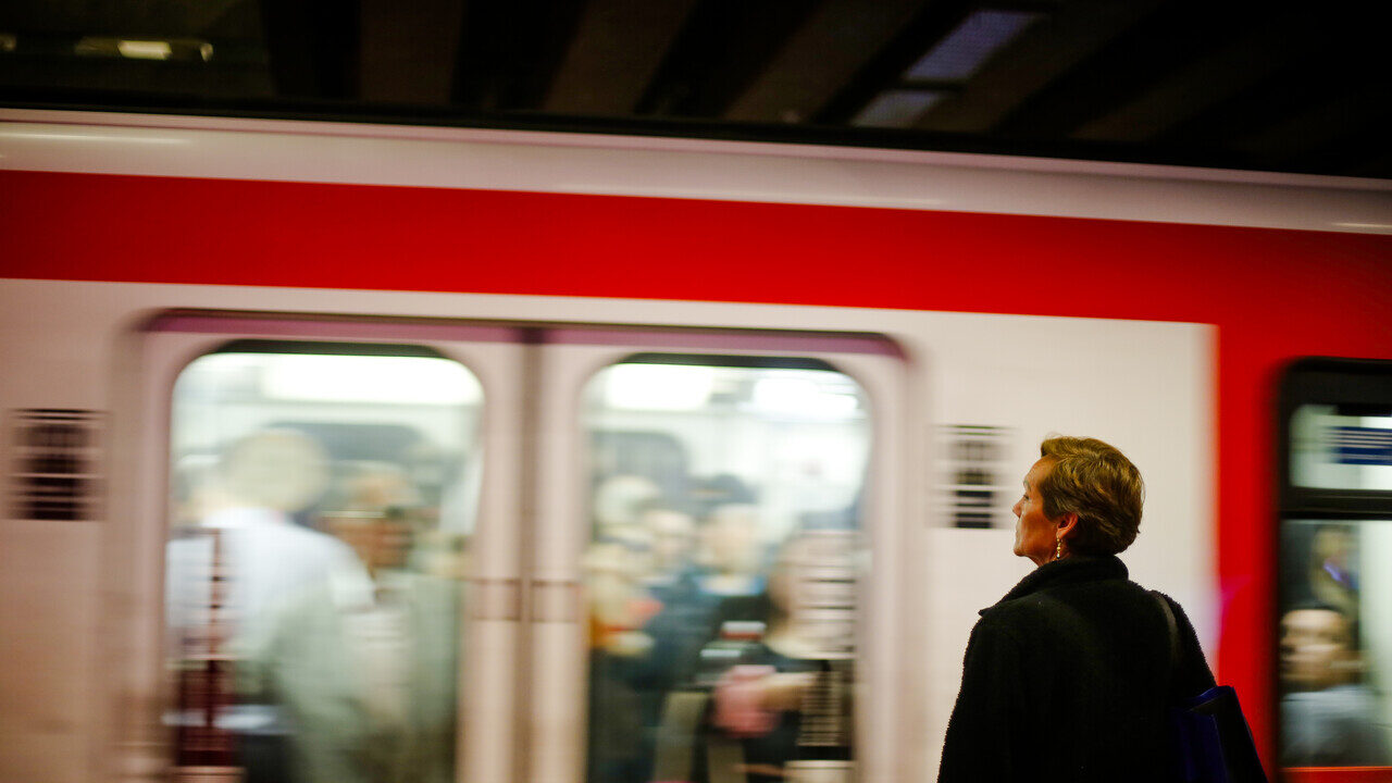 Metro de Santiago restablece servicio en Línea 1 tras cierre de estaciones por emergencia médica