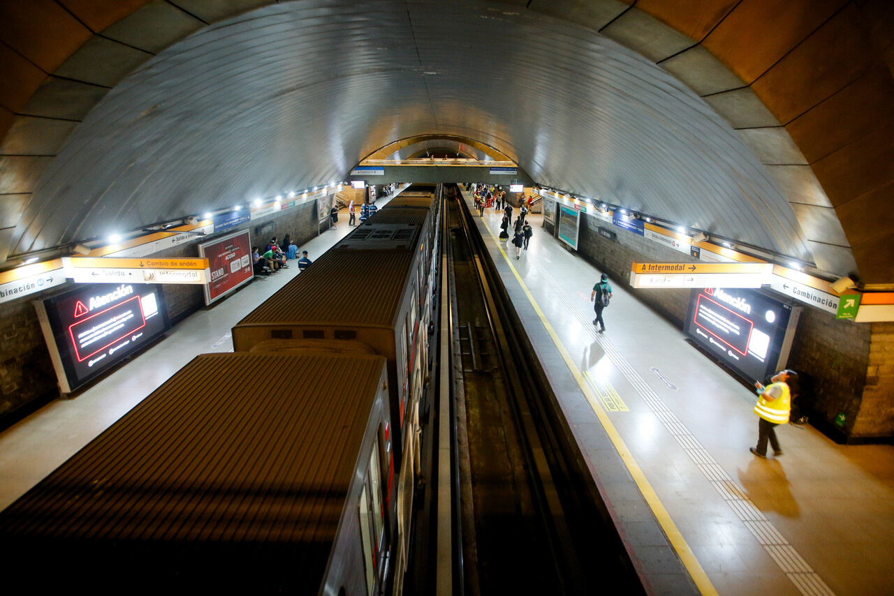 Lluvias en la RM: Metro de Santiago cierra estación de la Línea 2 por acumulación de agua