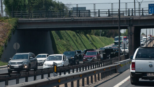 Diputados UDI piden al Gobierno incluir a autopistas interurbanas en renegociación de contratos: Apuntan a altos precios de los peajes