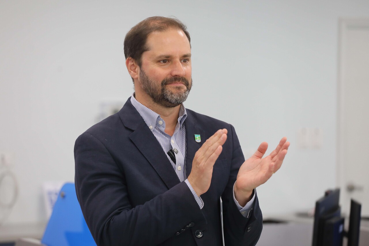 "Una herramienta por sí sola no enseña": Alcalde Bellolio (UDI) propone plan de tuturías con inteligencia artificial tras fin del programa "Yo Elijo mi PC"