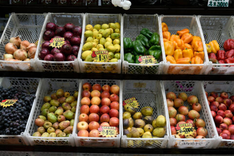 Precio de los alimentos: ¿Subirán los precios tras las lluvias en Chile?
