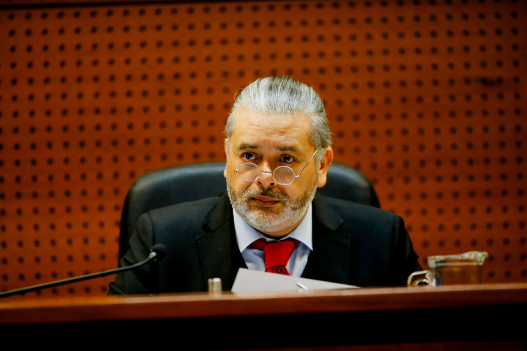 Licencias médicas: Juez Urrutia se encuentra entre los jueces removidos por viajar al extranjero