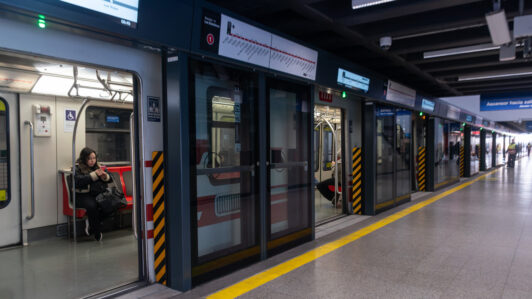 Metro avanza con la instalación de puertas de andén en Línea 1: Comenzaron trabajos en estación Ecuador