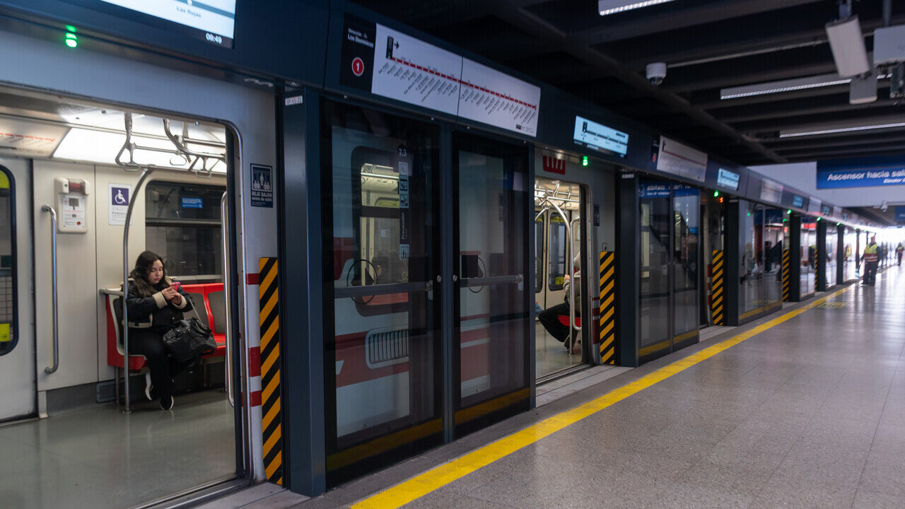 Metro avanza con la instalación de puertas de andén en Línea 1: Comenzaron trabajos en estación Ecuador