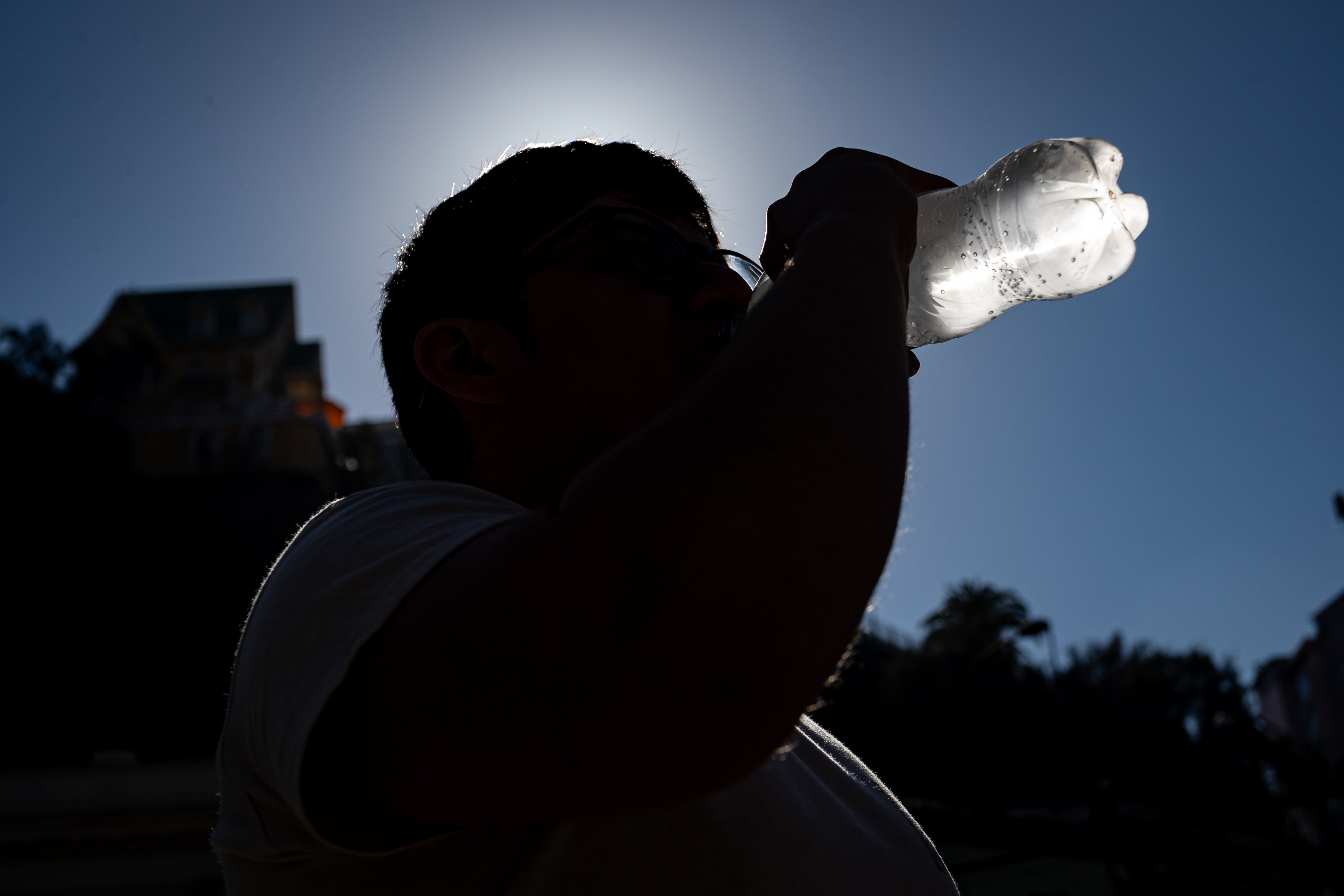 Hasta 35 °C en el norte y sur: DMC emite aviso por altas temperaturas en tres regiones