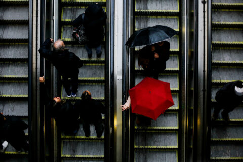 Metro de Santiago informa operación con velocidad reducida en cinco líneas por la lluvia