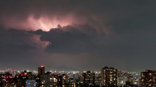 Meteorología emite aviso por tormentas eléctricas entre Valparaíso y Biobío: Hay probabilidad de granizos