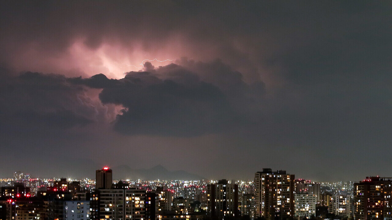 Meteorología emite aviso por tormentas eléctricas entre Valparaíso y Biobío: Hay probabilidad de granizos
