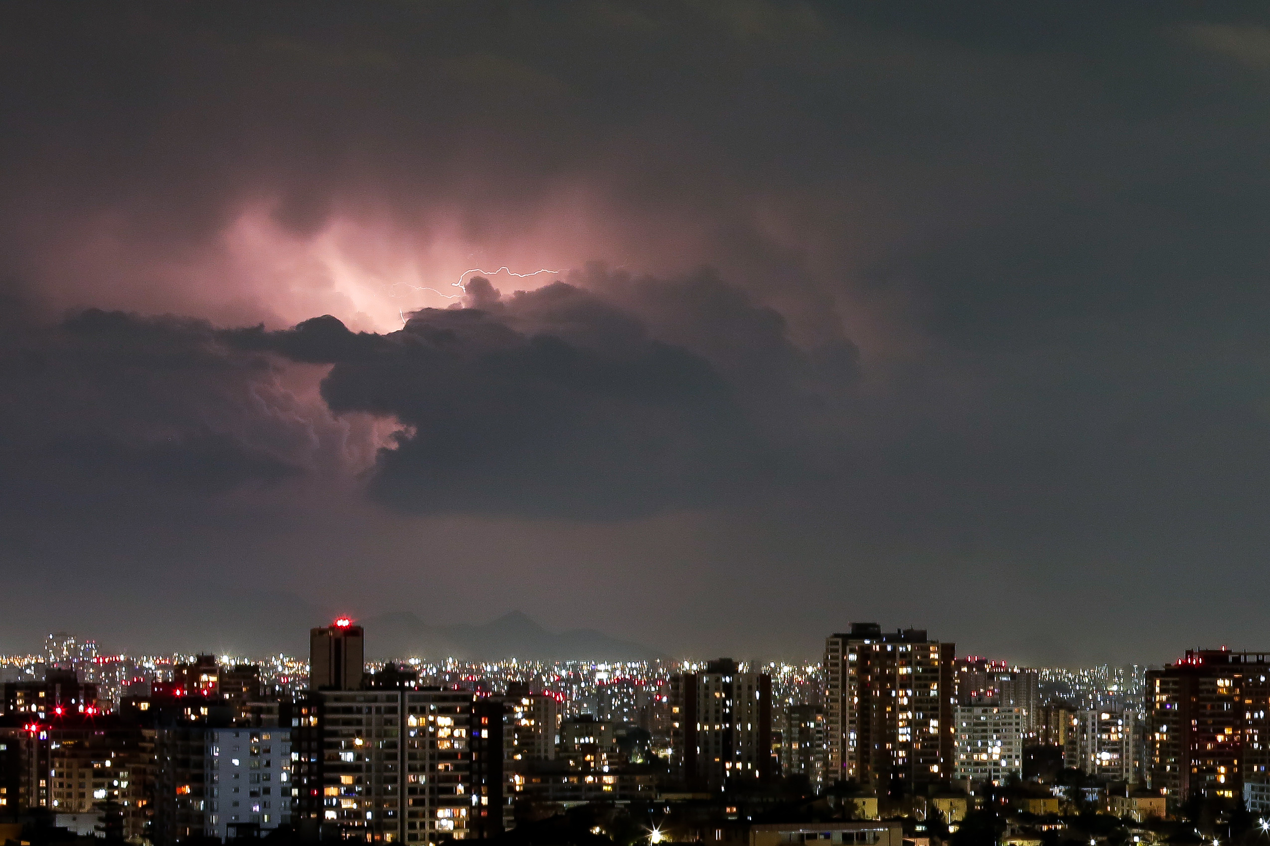 Alerta meteorológica: Pronostican tormentas eléctricas, granizo y fuertes vientos en 10 regiones