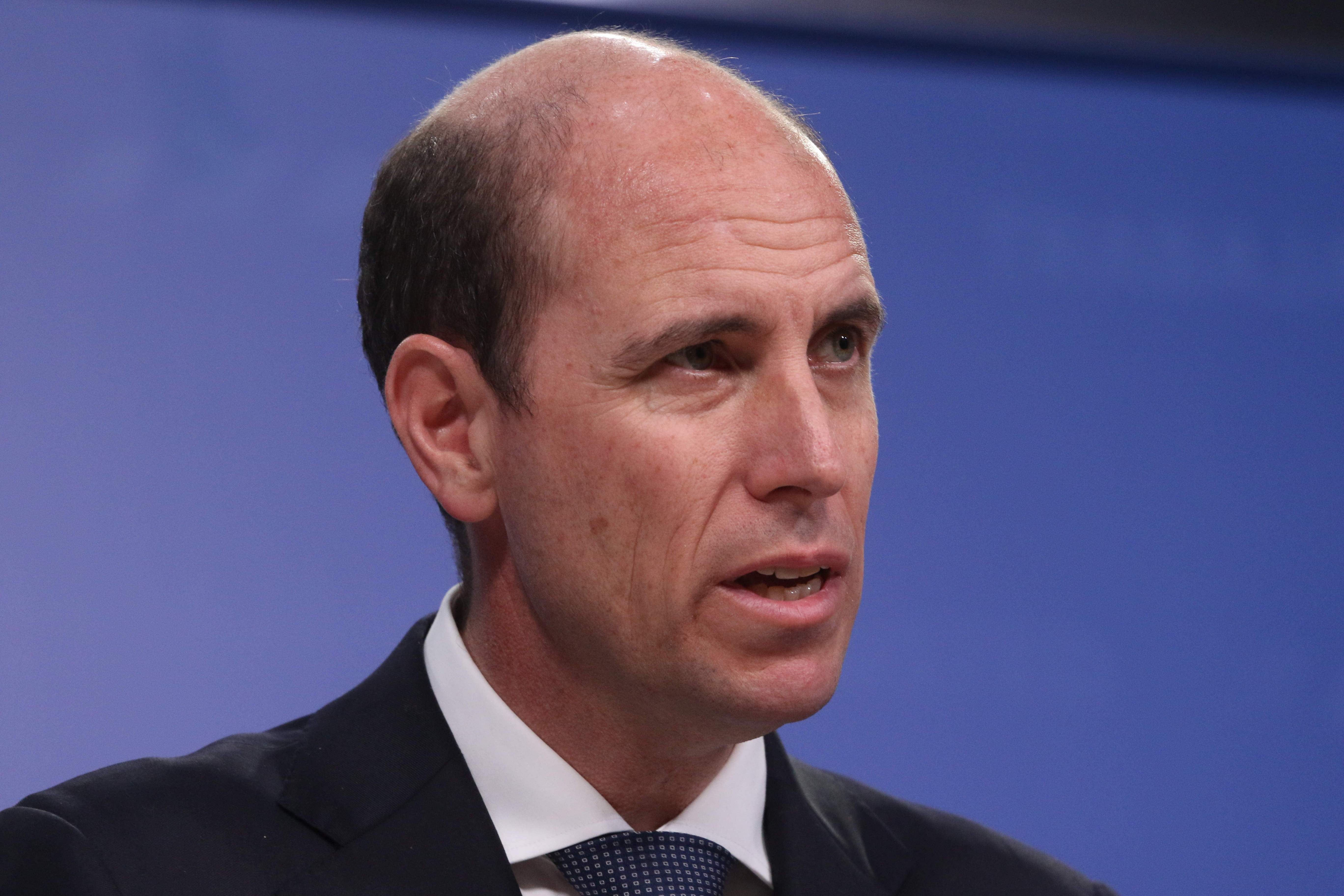 Ministro Arrau reconoce que “falta muchísimo” en seguridad y afirma que a la derecha “se le exige más”
