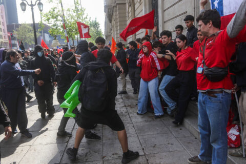 “Nos atacaron con palos y nos rociaron con bencina”: Solidaridad UC pide medidas tras agresiones de encapuchados en marcha de la Confech