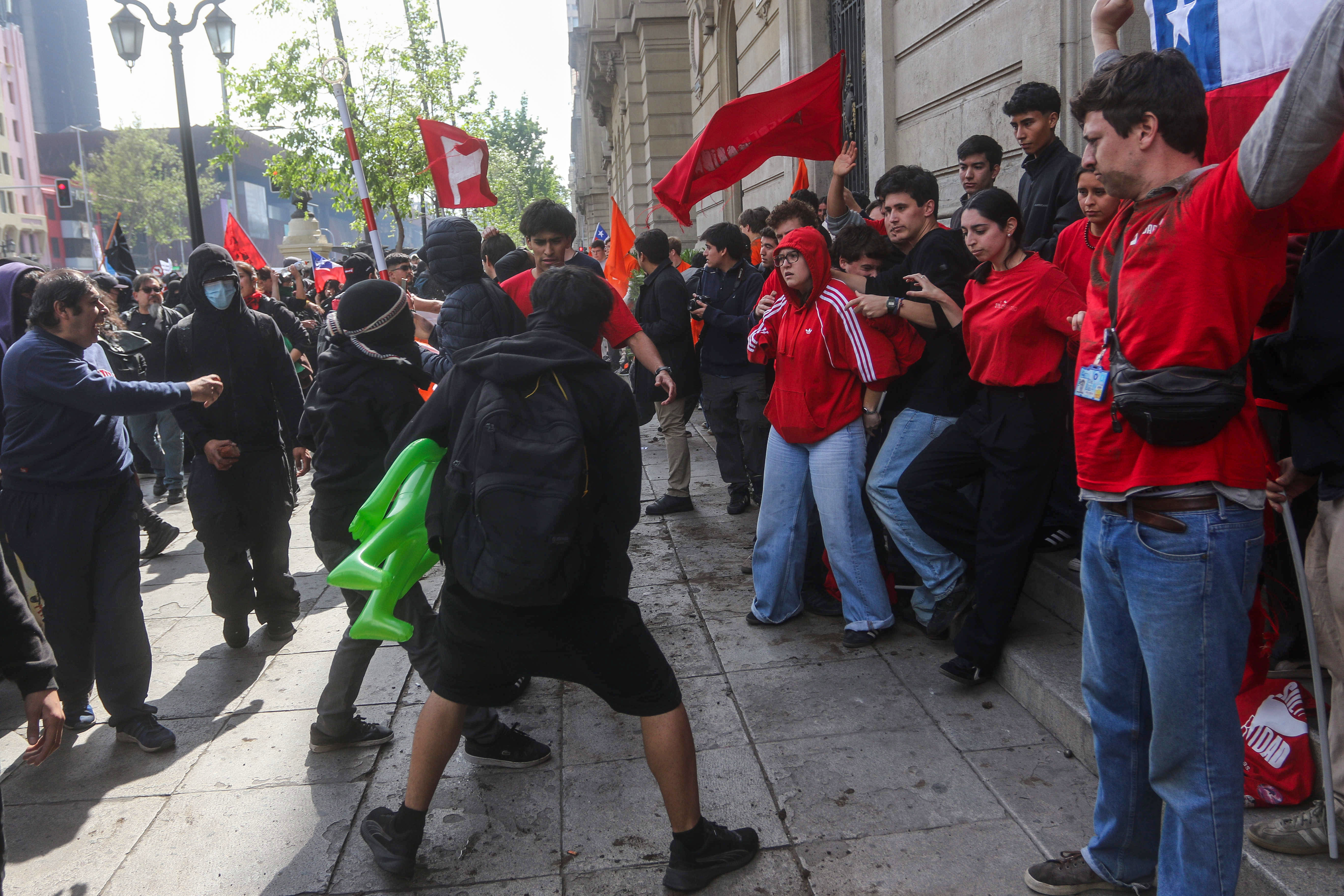 “Nos atacaron con palos y nos rociaron con bencina”: Solidaridad UC pide medidas tras agresiones de encapuchados en marcha de la Confech