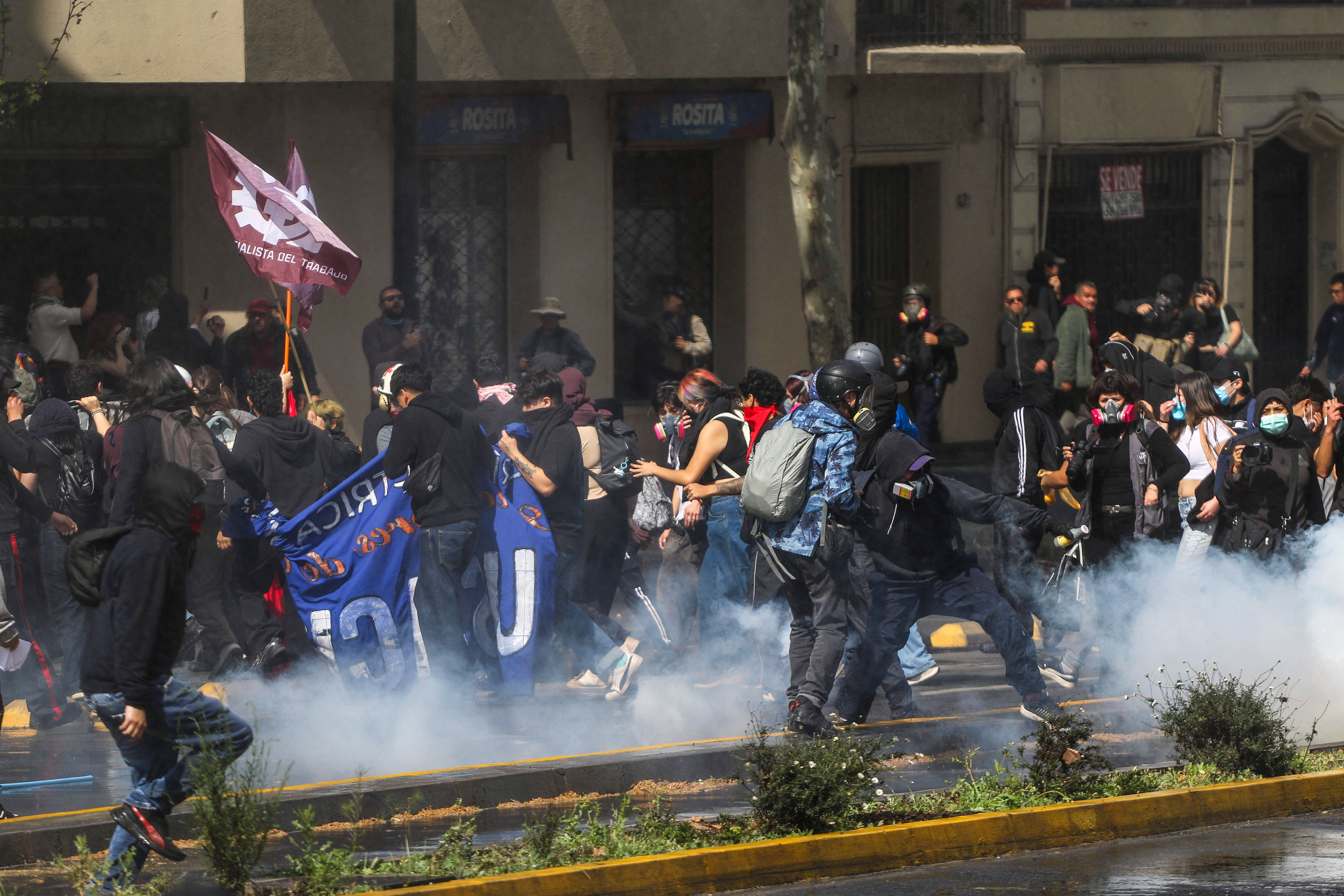 Universidad Católica condena agresión a dirigentes en marcha estudiantil y presenta denuncia ante Carabineros