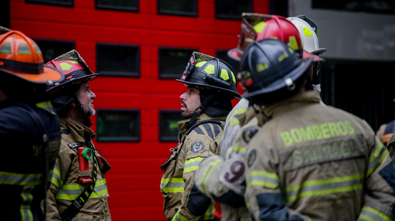 Bomberos de Santiago anuncia acuartelamiento preventivo ante pronóstico de lluvias en la RM: Medida comienza este lunes