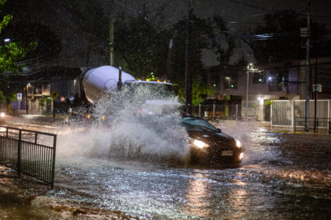 Lluvias no darán tregua: Pronostican hasta 100 mm con tormentas eléctricas y fuertes vientos