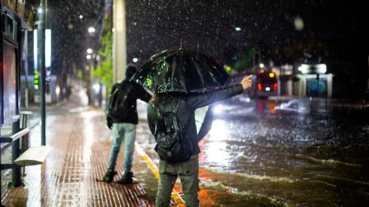 Tránsito suspendido, pasos bajo nivel inundados y semáforos apagados: Los efectos que ha dejado la lluvia en la RM