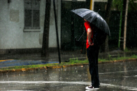 Vuelven las lluvias a Santiago: Pronostican hasta 20 mm y llaman a extremar precauciones en zonas afectadas por aluviones