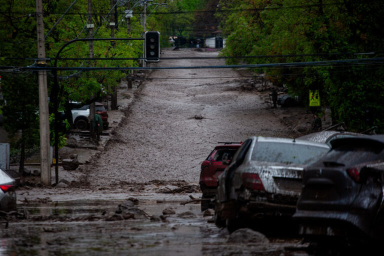 Emergencia en Las Condes: Reportan desborde del Canal San Carlos