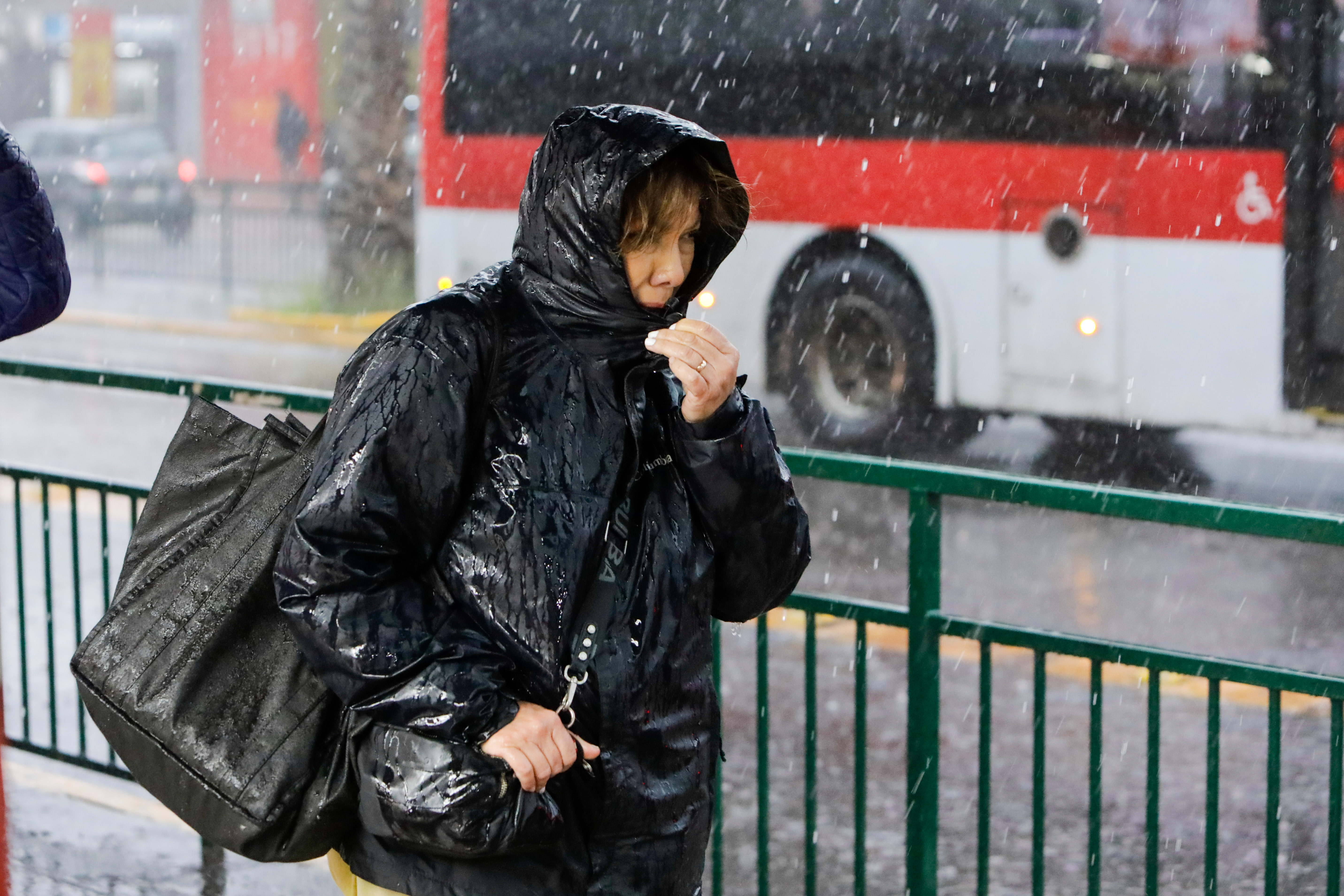 Tormentas en Santiago: Metro suspende tramo de Línea 2 y cierra estaciones de Línea 1