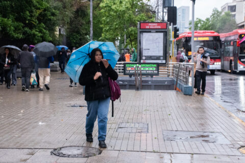 Lluvias intensas en Santiago: A qué hora comenzará lo más fuerte del temporal este martes