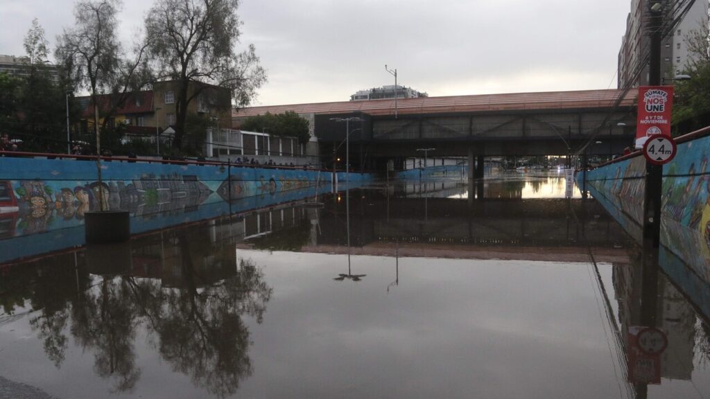 Alcalde Sichel decreta emergencia comunal en Ñuñoa para acelerar vaciado de edificios que quedaron inundados