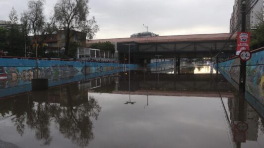 Alcalde Sichel decreta emergencia comunal en Ñuñoa para acelerar vaciado de edificios que quedaron inundados
