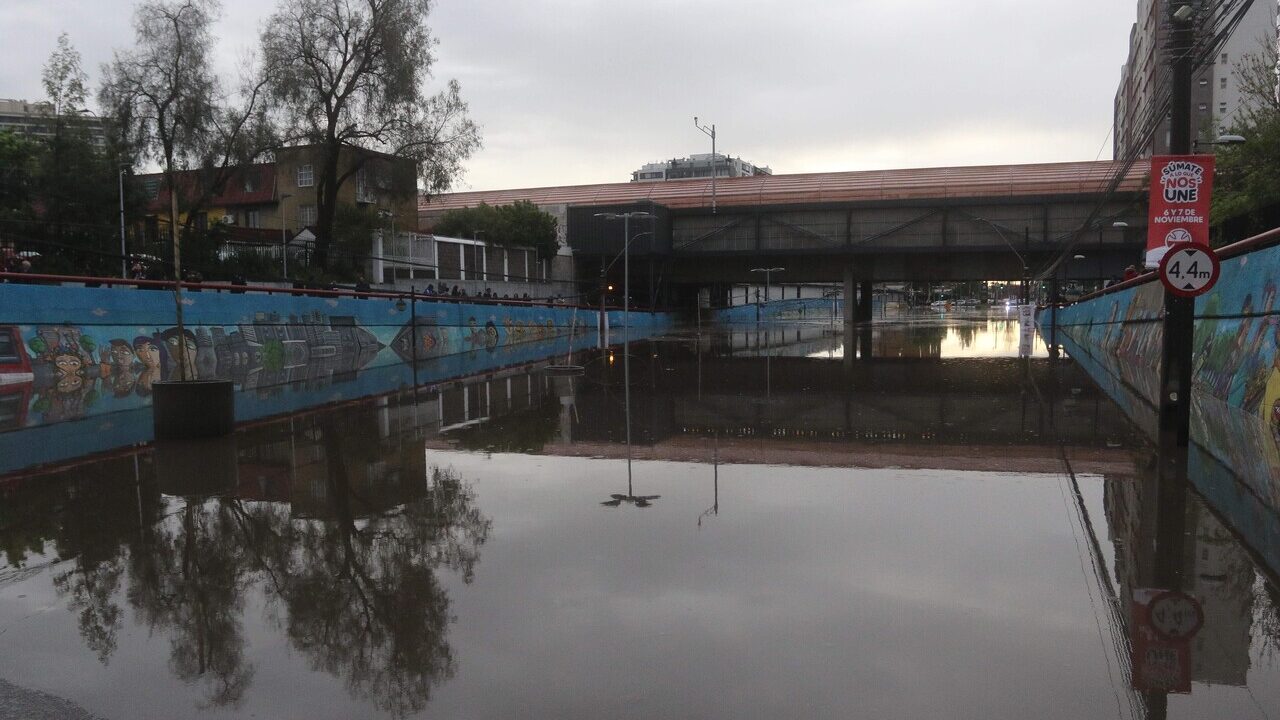 Alcalde Sichel decreta emergencia comunal en Ñuñoa para acelerar vaciado de edificios que quedaron inundados