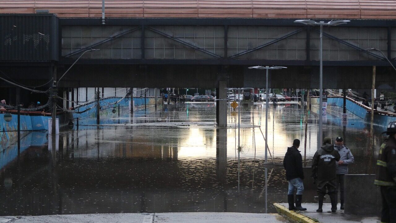 Tras intensas lluvias y granizadas: Revisa el estado de los pasos bajo nivel en la Región Metropolitana