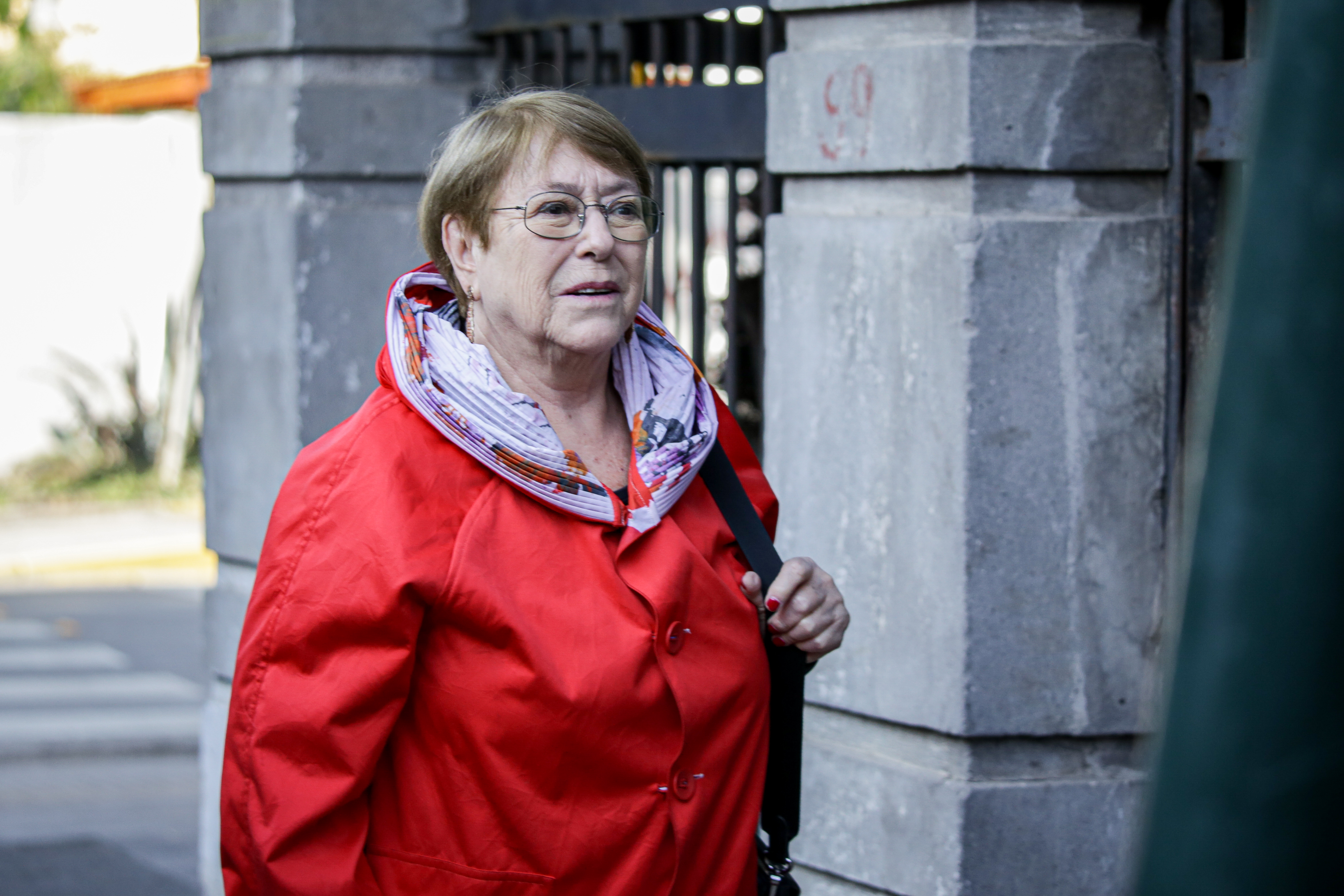 Expresidenta Bachelet pone paños fríos a eventual candidatura presidencial suya y de Boric: "No estamos de candidatos"
