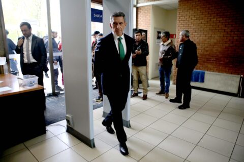 Decretan arraigo nacional para alcalde de Chillán por presunto fraude al fisco en compra de recinto