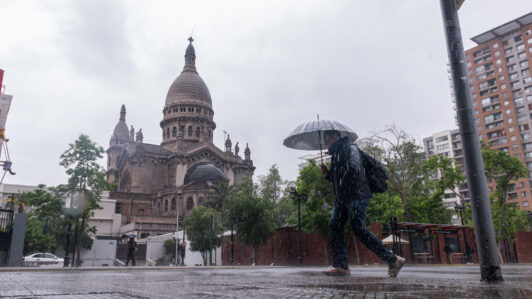Senapred declara alerta temprana preventiva en la Región Metropolitana por pronóstico de lluvias y posibles tormentas eléctricas