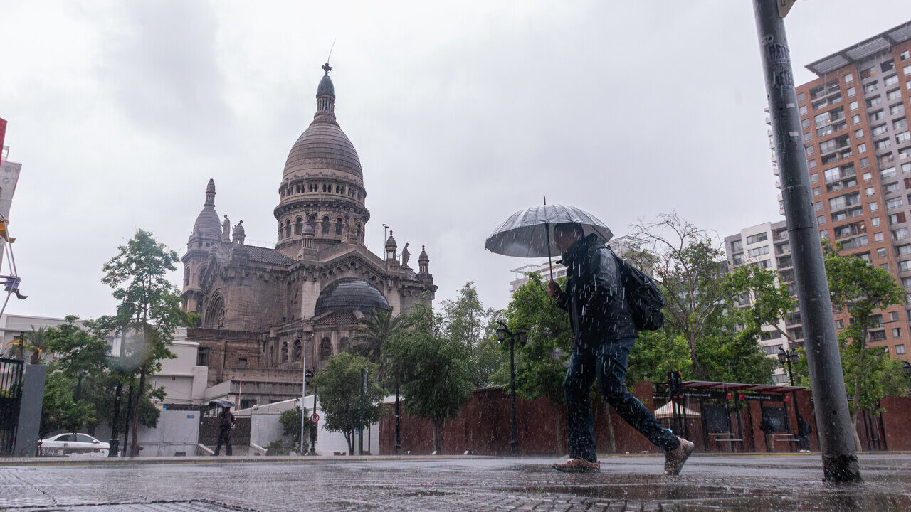 Senapred declara alerta temprana preventiva en la Región Metropolitana por pronóstico de lluvias y posibles tormentas eléctricas