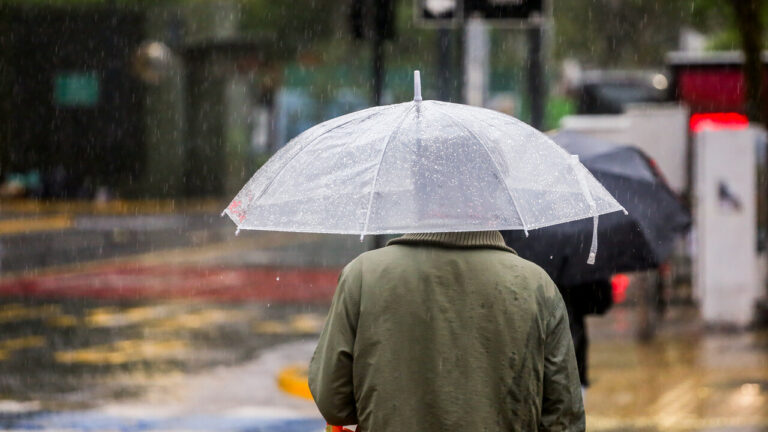 Se mantiene alerta roja en la Región Metropolitana: Hay 25 personas damnificadas y más de 50 casas con daños tras lluvias