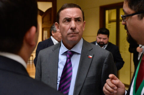 Oposición fija ultimátum de 48 horas al Gobierno para remover al ministro Rabat y convoca a sesión especial en la Cámara