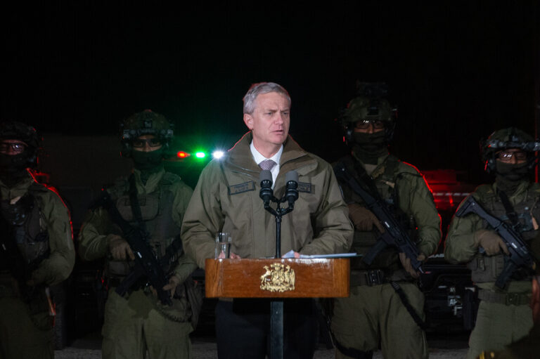 Presidente Kast presentó nuevo armamento para Carabineros: Son 300 fusiles CZ Scorpion EVO 3 que reemplazarán a las UZI
