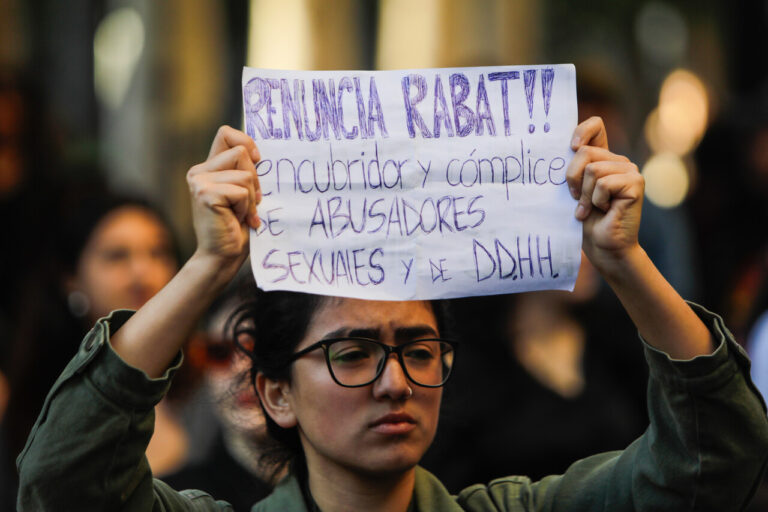 Organizaciones feministas marchan frente al Ministerio de Justicia y exigen la renuncia de Rabat