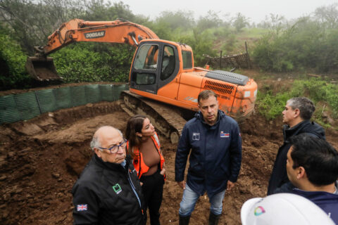 Municipalidad La Reina instala barreras para evitar desbordes de quebradas ante nuevo sistema frontal