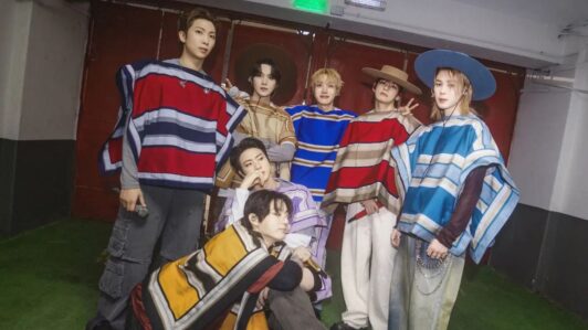 Vestidos de huaso y con un tikitikití: BTS cierra con broche de oro su gira en Chile