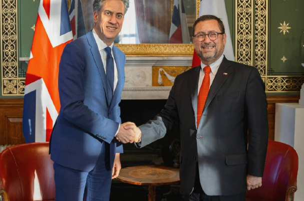 Chile y Reino Unido acuerdan avanzar hacia un "nuevo nivel de asociación estratégica" entre ambos países