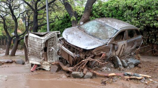 Con 55 viviendas inhabitables y 15 kilómetros de avenidas con daños: El primer balance del aluvión que afectó a Las Condes durante el pasado jueves