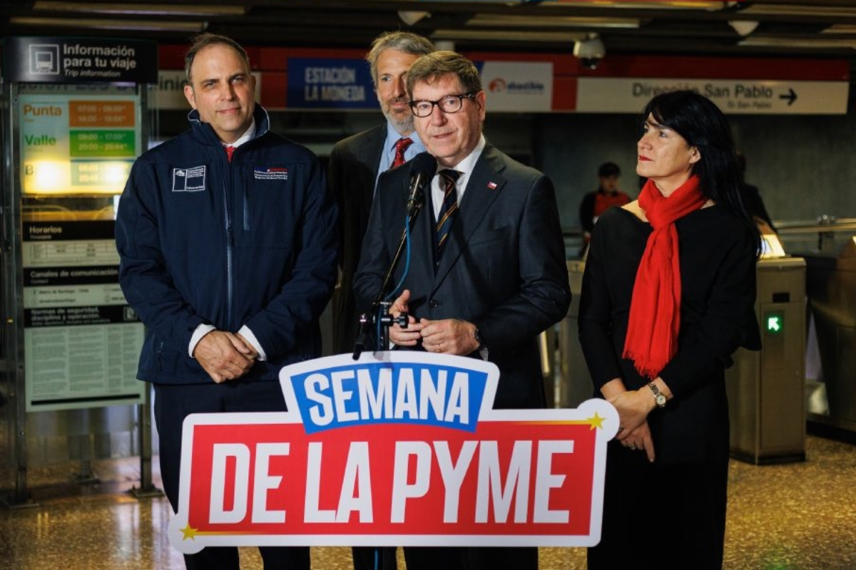 Metro "La Moneda" se cambia simbólicamente de nombre a "Semana de Las Pymes"