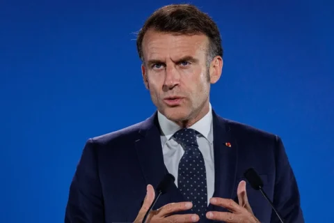 Macron anuncia sanciones tras disturbios en masiva jornada de protestas que deja 400 detenidos en Francia