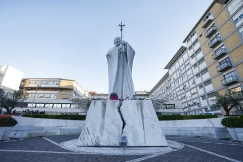 Estatua de San Juan Pablo II en el Hospital Universitario Agostino Gemelli de Roma. EFE/EPA/Angelo Carconi