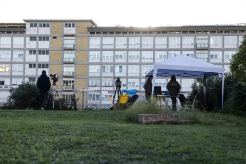 Medios de comunicación frente al Hospital Universitario Agostino Gemelli en Roma, este 13 de octubre. EFE/EPA/Angelo Carconi
