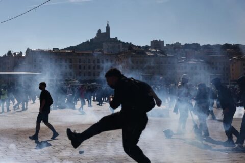Gases lacrimógenos y fuegos artificiales: Protestas estudiantiles escalan en París y otras ciudades de Francia
