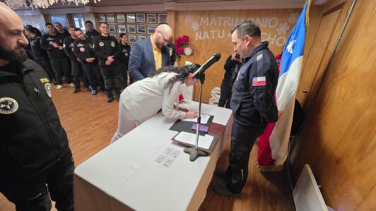Científicos chilenos se casan en la Antártica: Es el primer matrimonio en 16 años