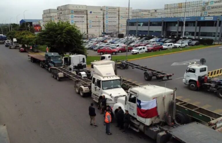 Paro de camioneros continúa de forma indefinida en San Antonio por desacuerdo en tarifas de fletes