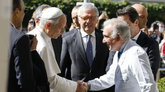 El papa León XIV ya se encuentra en el hospital para ser operado de un nódulo en el pulmón