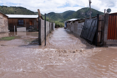 Delegada de Talagante advierte que familias evacuadas por crecida del Mapocho no podrán regresar: “El agua sigue entrando”