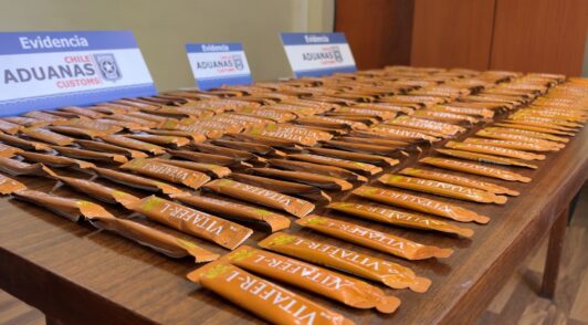 Incautan potenciador sexual falsificado y más de 30 mil cajetillas de cigarrillos en control de aduanas de Antofagasta